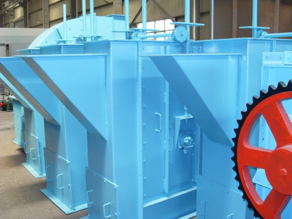 斗式提升機(jī)在運(yùn)行時(shí)如果異常響動(dòng)，其原因不外乎如下幾種(斗式提升機(jī)在運(yùn)轉(zhuǎn)過(guò)程中,操作人員注意)